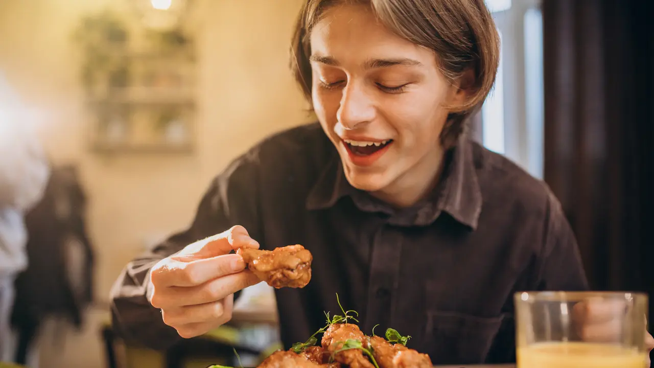 Ilustrasi makan daging ayam