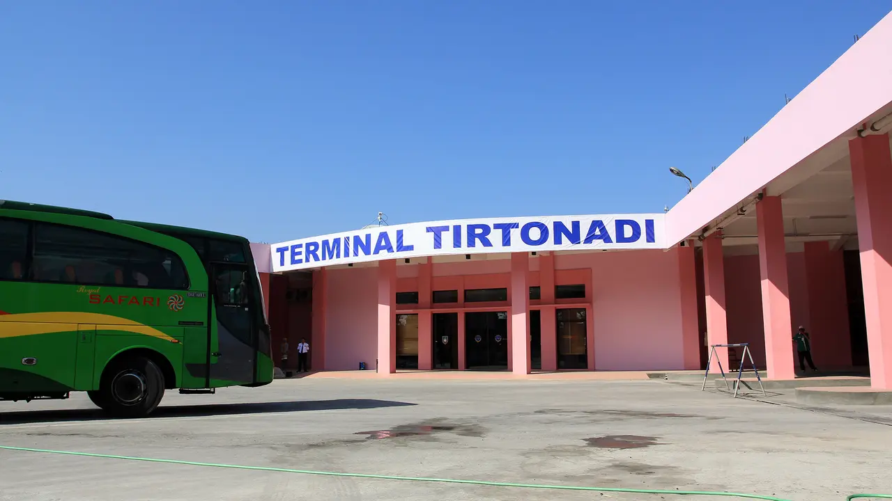 Pekerja mengecat Terminal Tirtonadi Solo, Jawa Tengah