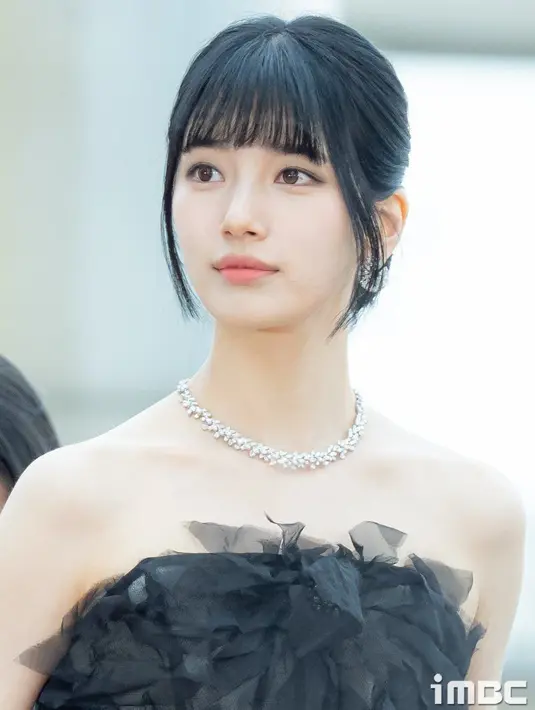 “Dia seperti black swan, tapi wajahnya seperti bidadari,” tulis netizen. “Boneka berjalan,” timpal netizen lainnya. [Foto: Twitter/suzycontents].