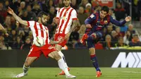 Penyerang Barcelona Luis Suarez berupaya menjebol gawang Almeria (QUIQUE GARCIA / AFP)