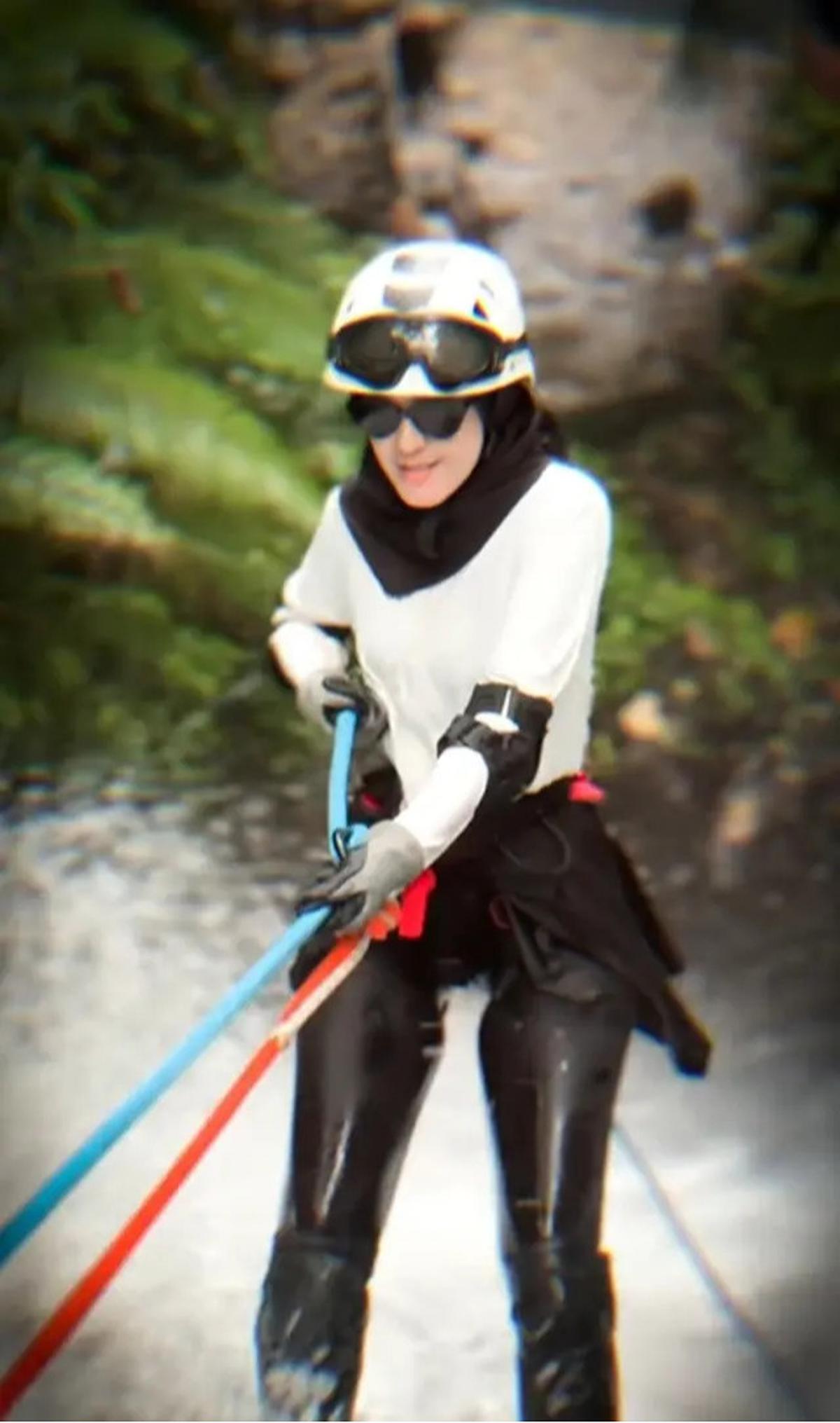 Potret Alya Nabila saat Canyoneering di Air Terjun, Beri Ucapan untuk Gunawan Dwi Cahyo