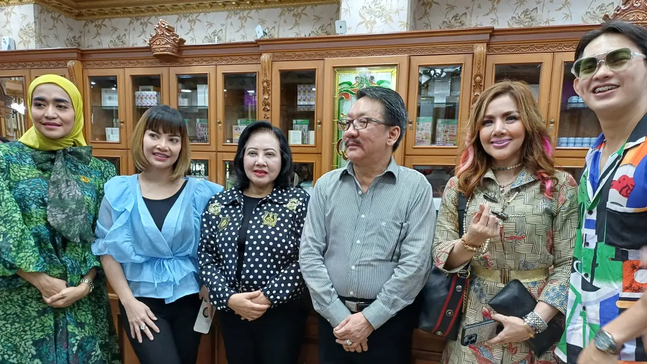 Barbie Kumalasari, Irma Darmawangsa dan Nana Mardiana merupakan pelanggan setia Queen Klinik.