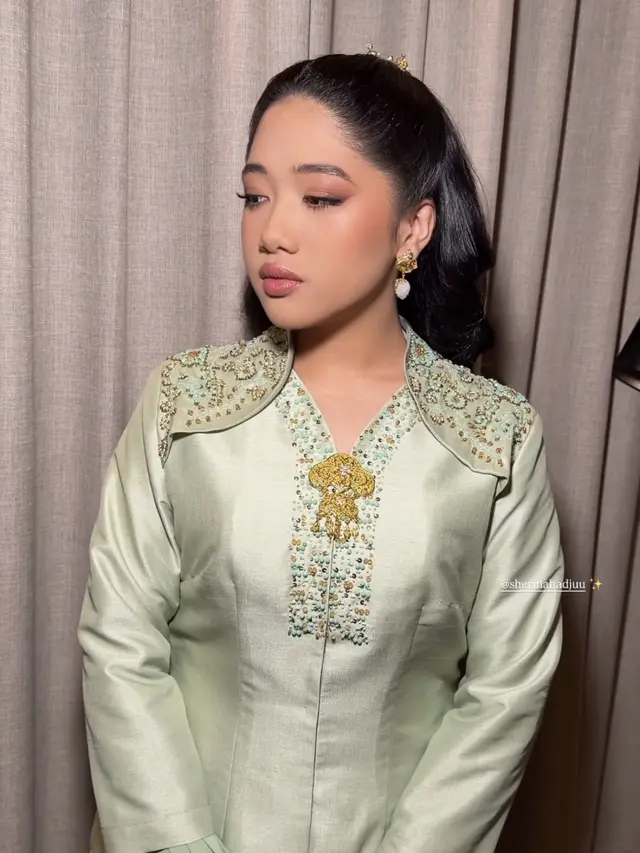 Sherina Hadju, Adik Syifa Hadju saat Lamaran sang Kakak pakai aksesori gold.  [@vinkihanafi]