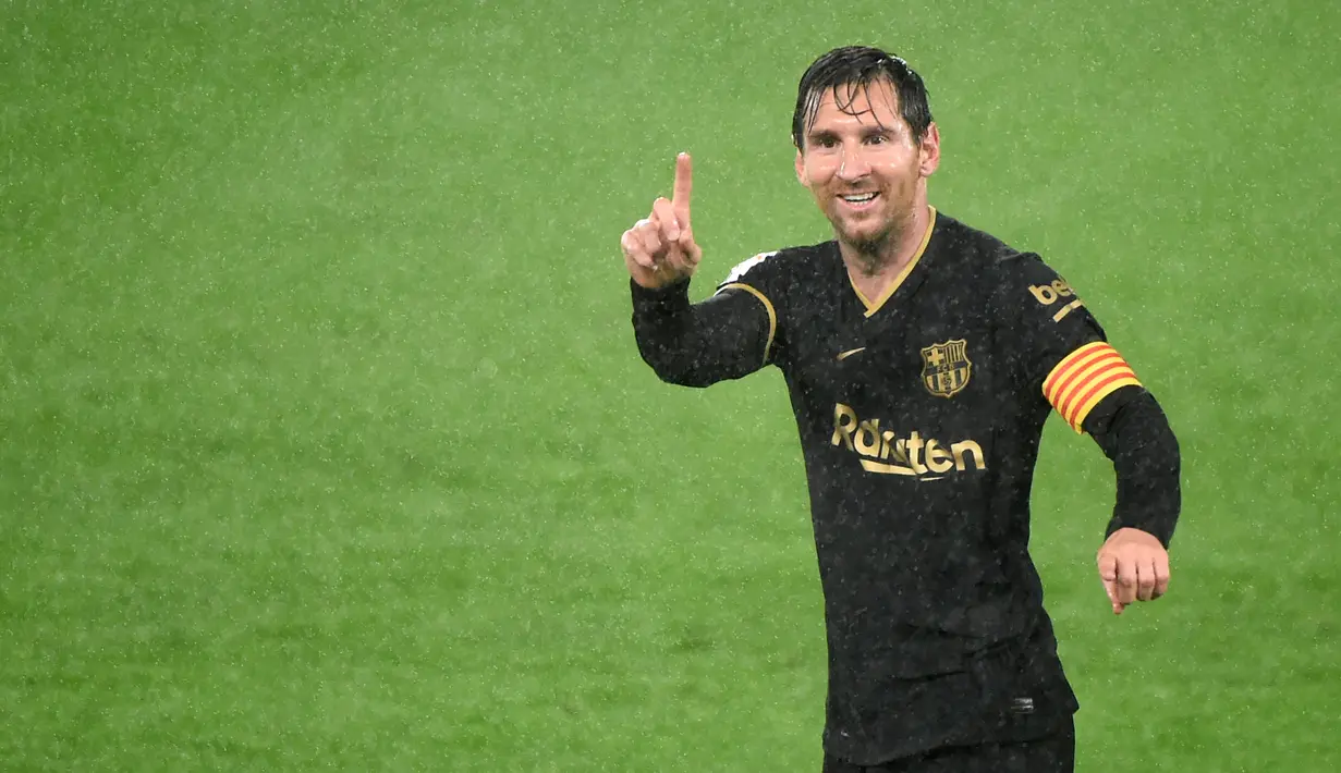 Penyerang Barcelona, Lionel Messi, merayakan kemenangan atas Celta Vigo pada laga lanjutan Liga Spanyol di Stadion Balaidos, Jumat (2/10/2020) dini hari WIB. Barcelona menang 3-0 atas Celta Vigo. (AFP/Miguel Riopa)