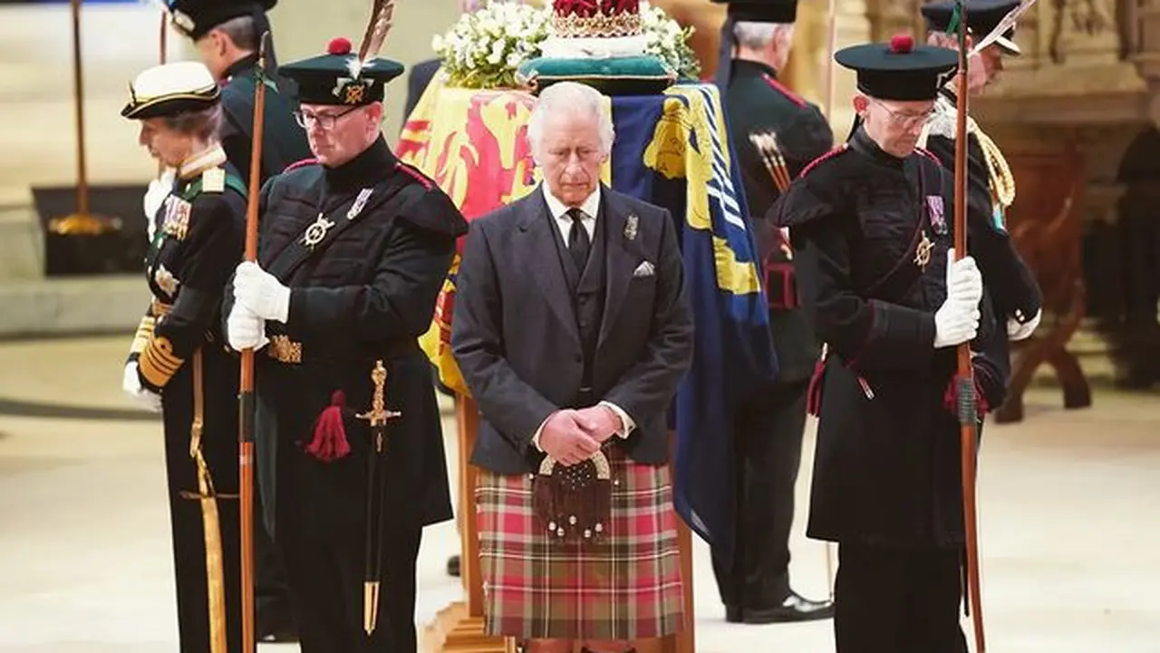 Seragam Militer Jadi Dresscode Pemakaman Ratu Elizabeth II, Pangeran Harry Dilarang Menggunakannya