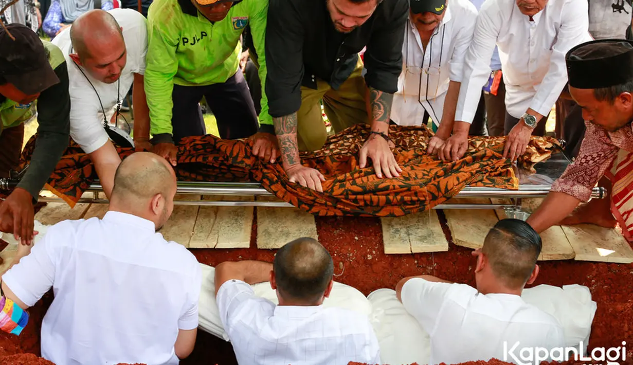 Iring-iringan mobil ambulans pembawa jenazah ibu Tora Sudiro dan pengantar memasuki area pemakaman sekitar pukul 12.30 WIB. Anak cucu mantu dan para pelayat mengantarkan jenazah Dyah ke  peristirahatan terakhirnya. [Foto: Muhammad Akrom Sukarya/KapanLagi.com]