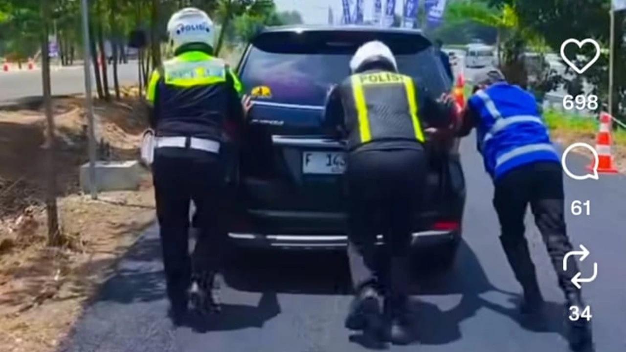 Top! Polantas Gantian 'Stut' dan Dorong Mobil Mogok Pemudik di Tol Cipali