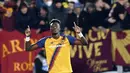 Penyerang AS Roma, Tammy Abraham merayakan golnya ke gawang Spezia menit 90+5 pada pertandingan lanjutan Liga Serie A Italia di Stadion Alberto Picco di La Spezia, Italia, Senin (28/2/2022). AS Roma menang tipis atas Spezia 1-0. (Tano Pecoraro/LaPresse via AP)