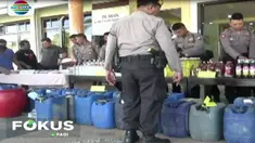 Di hadapan awak media, petugas Polres Banyuwangi, Jawa Timur menggelar ribuan botol miras berbagai merek dan oplosan yang merupakan hasil razia di 84 lokasi selama sepekan terakhir.