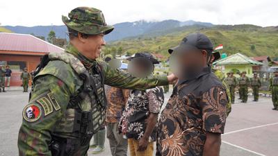 Momen Anggota OPM Kembali ke NKRI, Cium Merah Putih dan Serahkan Senjata