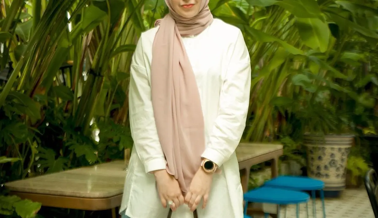 Belakangan Risty Tagor memang lebih sering tampil casual. Pemilik nama lengkap Ariestia Ramadhany Tagor Harahap itu tidak menanggalkan hijabnya, hanya mengubah outfit saja. (FOTO: instagram.com/ristytagor/)