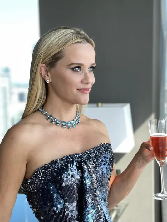 Saat harus tampil bold, pilihan makeup area mata menampilkan tampilan yang begitu glamor. [Foto: Reese Whiterspoon/ Instagram]