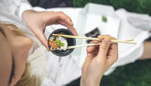 Cara Makan dengan Sumpit yang Benar untuk Pemula, Lengkap Teknik dan Etikanya