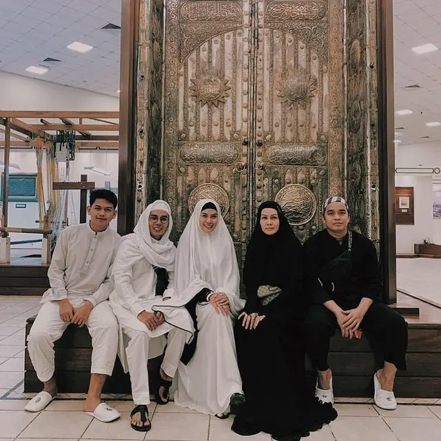 Jarang Terekspos, Ini 6 Potret Tampan Lintang Fajar Adik Nikita Mirzani