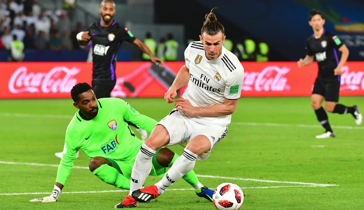 Gelandang Real Madrid, Gareth Bale, berusaha melewati kiper Al-Ain, Khalid Eisa, pada laga final Piala Dunia Antarklub di Stadion Zayed Sports City, Abu Dhabi, Sabtu (22/12). Al-Ain kalah 1-4 dari Madrid. (AFP/Giuseppe Cacace)