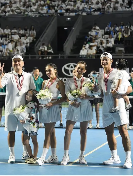 Momen saat pertandingan usai dan dimenangkan oleh pasangan Dion Wiyoko serta Enzy Storia. Meski tidak jadi juara, Wulan Gurtino dan Gading  terlihat tetap tersenyum bahagia. Mereka juga memberi selamat kepada lawannya dalam pertandingan itu. (Liputan6.com/IG/@gadiiing)