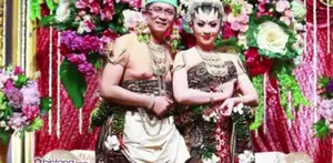 Presenter Poppy Putri Resmi Dinikahi pengusaha asal Negeri Jiran Malaysia, Dato Abdul Rahim Al Haj. Usai Akad Nikah, keduanya menggelar resepsi di Ball Room Hotel Grand Hyatt Jakarta Pusat, Jumat (5/2)