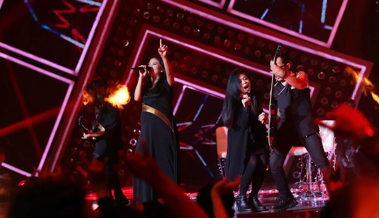 Di malam Infotainment Awards pada Jumat malam, mantan vokalis grup band Cokelat ini tampil pertama kali dengan membawakan lagu Kotak. Penunjukkan Kikan untuk mengisi kekosongan yang ditinggalkan oleh Tantri tak berjalan permanen. (Nurwahyunan/Bintang.com)