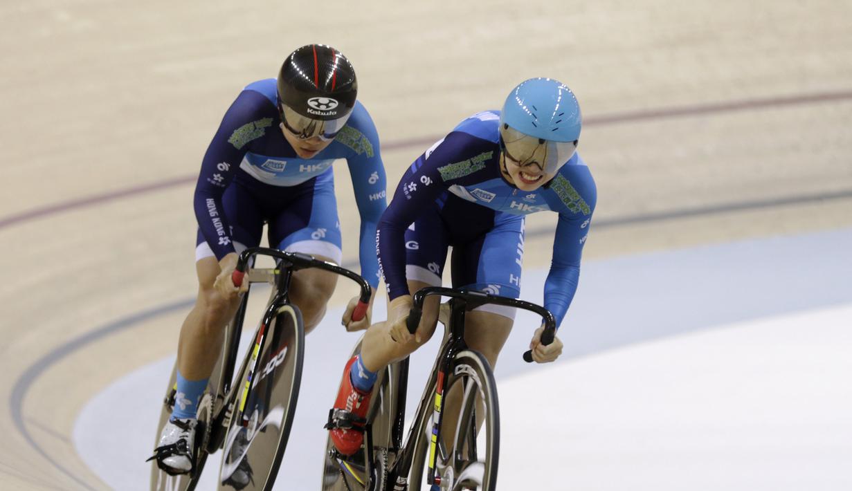 Pesepeda Hongkong memacu kecepatan pada nomor Women Elite Team Sprint saat Asian Track Championship 2019 di Jakarta International Veledrome, Jakarta, Rabu (9/1). Tim Indonesia gagal meraih medali pada nomor tersebut. (Bola.com/Yoppy Renato)