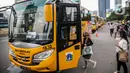 Penumpang menaiki bus sekolah di Kawasan Stasiun Sudirman, Jakarta, Jumat (19/6/2020). Dinas Perhubungan DKI Jakarta telah mengerahkan 50 armada bus sekolah untuk membantu mengurai lonjakan penumpang KRL. (Liputan6.com/Faizal Fanani)