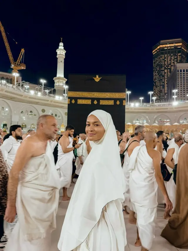 Hana Malasan dan Sean Gelael Umroh