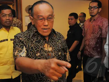 Aburizal Bakrie (Ical) memberikan pernyatan terkait disahkannya Golkar kubu Agung Laksono oleh Menkumham Yasonna Laoly, Jakarta, Selasa (10/3/2015).(Liputan6.com/Herman Zakharia)