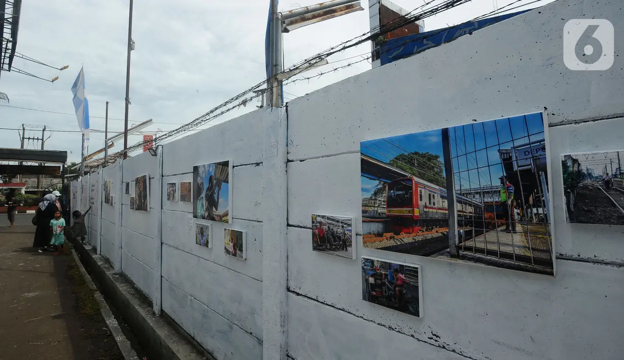 Warga melihat karya foto saat kegiatan pameran Lensa Anak Terminal di Sekolah Master, Depok, Jawa Barat, Rabu  (8/2/2023). Pameran 170 karya foto dari 12 anak-anak terminal di kawasan tersebut merupakan hasil pembelajaran bersama Komunitas Lensa Anak Terminal dan berlangsung  hingga 12 Februari 2023. (merdeka.com/Arie Basuki)