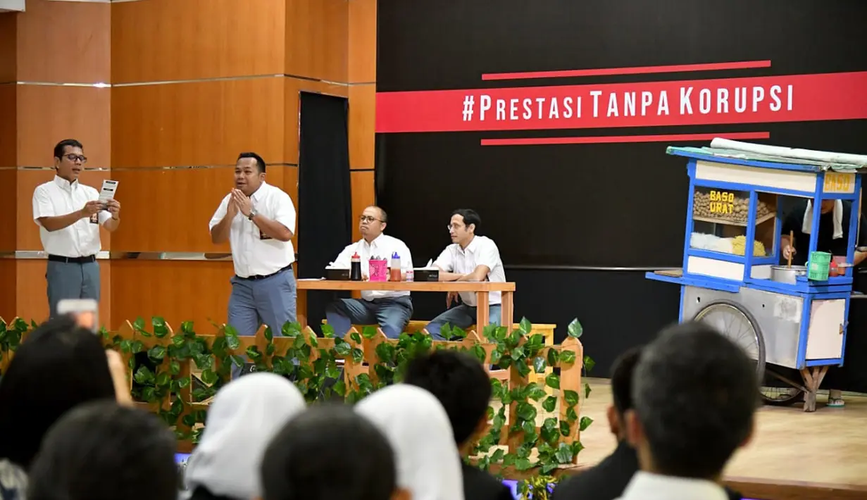 Mendikbud Nadiem Makarim (kedua kanan), Menparekraf Wishnutama (kiri), Menteri BUMN Erick Thohir (kanan), Komedian Sogi Indra Dhuaja (ketiga kiri), dan Bedu (kedua kiri) tampil dalam drama bertajuk Prestasi Tanpa Korupsi di SMKN 57, Jakarta Selatan, Senin (9/12/2019). (Foto:Biropress Kepresidenan)