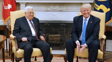 Senyum Presiden AS, Donald Trump dan Presiden Palestina, Mahmoud Abbas saat melakukan pertemuan di Gedung Putih, Washington, AS (3/5). Pertemuan membicarakan seputar upaya perdamaian Timur Tengah melalui cara diplomatik. (AFP Photo/Mandel Ngan)