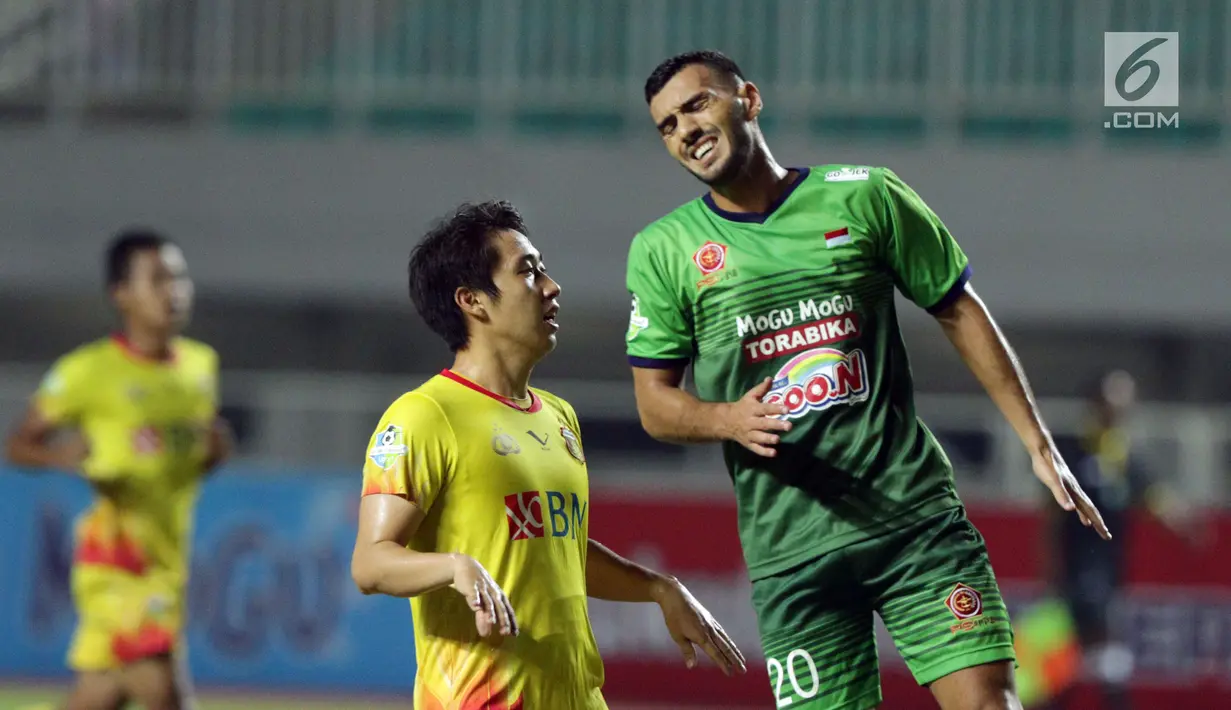 Pemain anyar PS TNI, Redouane Zerzori (kanan) meluapkan kekecewaan saat gagal mencetak gol pada lanjutan Liga 1 Indonesia melawan Bhayangkara FC di Stadion Pakansari, Kab Bogor, Minggu (3/9). PS TNI kalah 0-1. (Liputan6.com/Helmi Fithriansyah)