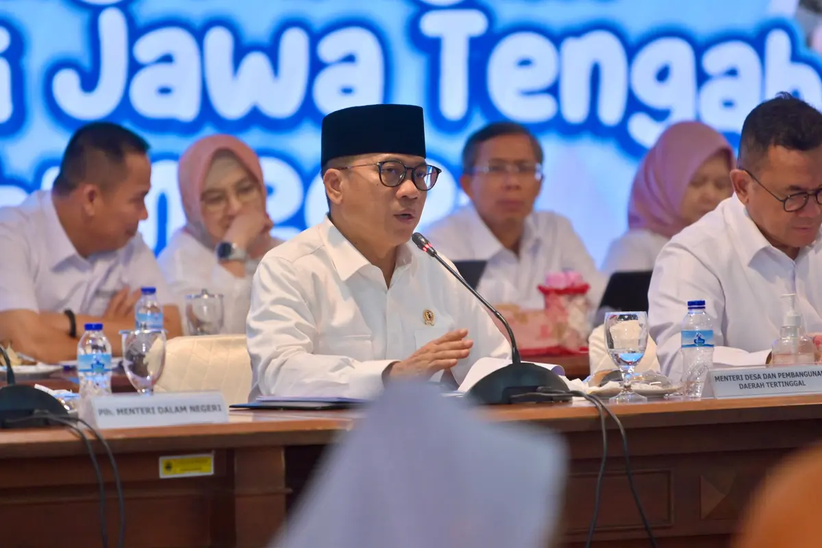 Mendes PDTT Yandri Susanto (berpeci) saat memberi paparan dalam rapat terbatas Kementrian Koordinator Bidang Pangan di Gedung Gradhika, Semarang (31/12/24). Foto: Liputan6.com/ Felek Wahyu