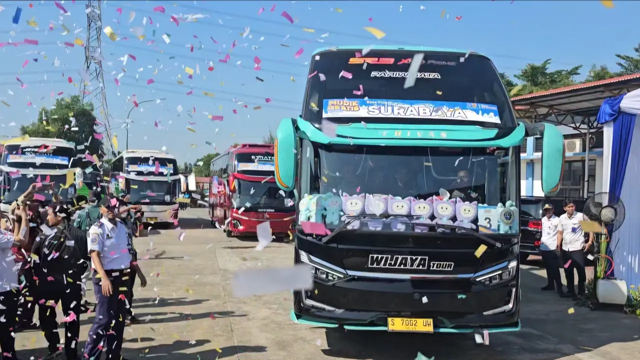 Sejumlah armada bus mudik gratis diberangkatkan dari Terminal Jatijajar Depok.