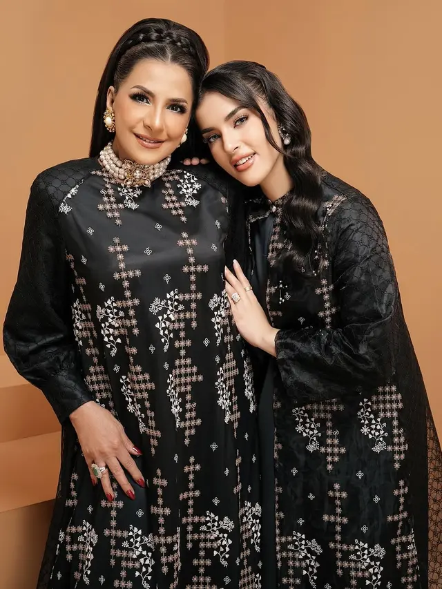 Potret Tasya Farasya Pakai Baju Senada dengan Keluarga dan Sang Ibu (credit: instagram/tasyafarasya)