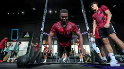 Pemain Timnas Indonesia U-20, Meshaal Hamzah melakukan latihan fisik di GBK Empire Fit Club, Senayan, Jakarta, Rabu (15/05/2024). (Bola.com/Bagaskara Lazuardi)