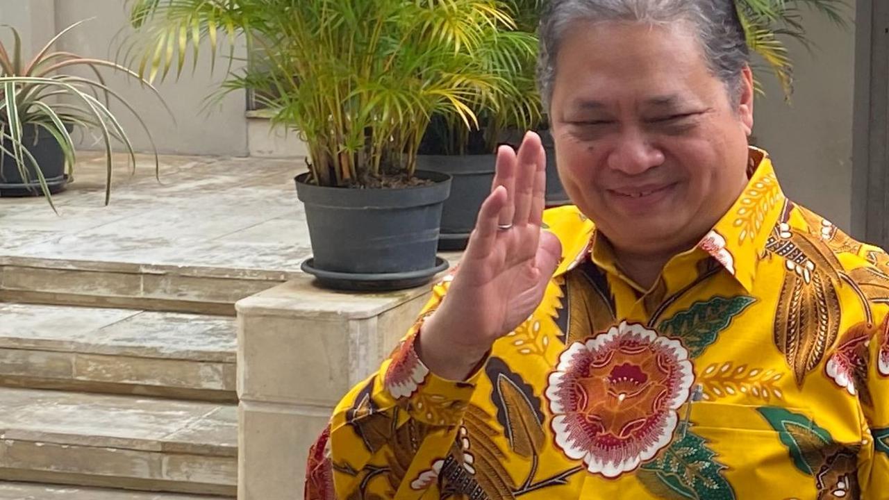 Airlangga Berikan Bunga Politik Merah-Kuning ke Puan Maharani