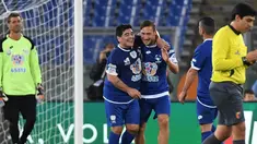 Dua legenda sepak bola, Francesco Totti (tengah) dan Diego Maradona saling merangkul pada laga amal bertajuk 'United for Peace', di Stadion Olimpico, Roma, Kamis (13/10/2016) dini hari WIB. (EPA/Alessandro Di Meo)