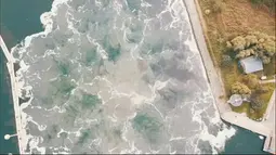 Pandangan dari atas menunjukkan ledakan bom Tallboy, bom terbesar Perang Dunia II, saat dijinakkan di Swinoujscie, Polandia (13/10/2020). Tallboy, yang dijuluki 'bom gempa', ditemukan di bawah kanal air dekat Laut Baltik September 2019.  (HANDOUT/POLISH NAVY -- 8TH COASTAL DEFENCE FLOTILLA/AFP)