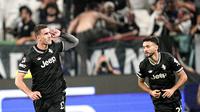 Pemain Juventus, Dusan Vlahovic (kiri), merayakan golnya dalam pertandingan Liga Champions antara Juventus dan Borussia Dortmund, Rabu (17/9/2025), di Turin, Italia. (Marco Alpozzi/LaPresse via AP)