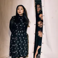 Bernadya selalu tampil mencuri perhatian dengan pilihan outfit serba hitam yang menjadi ciri khasnya. [@bernadyaribka].