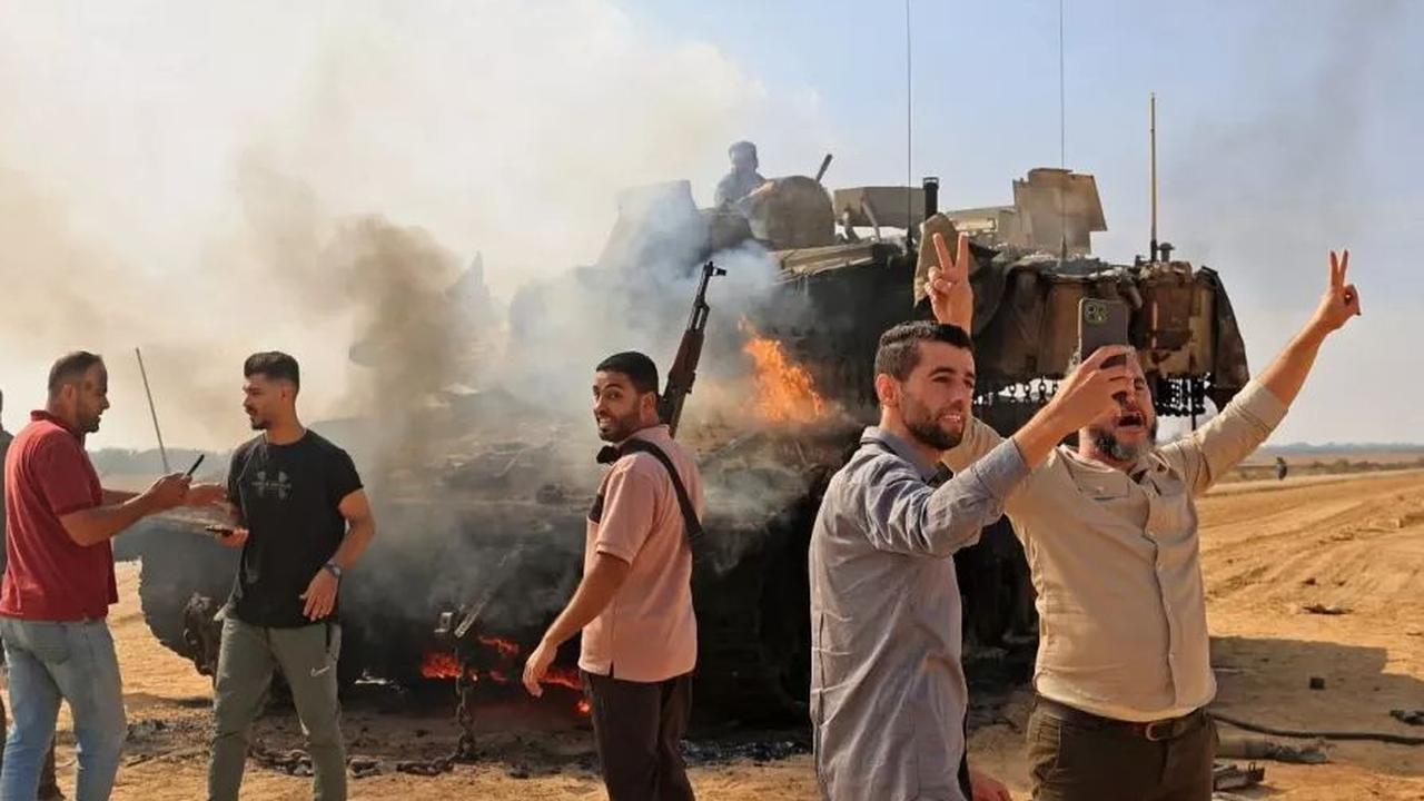 Militan Palestina juga menerobos wilayah Israel dari Gaza dengan menjebol pagar pembatas menggunakan buldoser dan mengambil alih tank Israel.