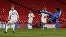 Gelandang Timnas Inggris, Jude Bellingham mencoba melakukan tendangan ke gawang San Marino pada laga kualifikasi Piala Dunia 2022 Grup I di Stadion Wembley, Jumat dinihari WIB (26/3/2021). Inggris menang telak 5-0 atas San Marino. (Adrian Dennis/Pool Photo via AP)