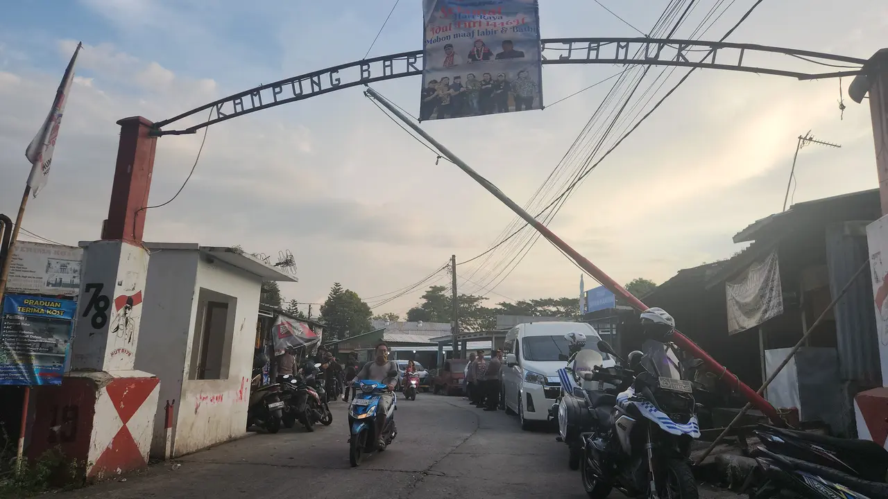 Akses pintu masuk menuju permukiman warga di Kampung Baru, Cimanggis, Depok.
