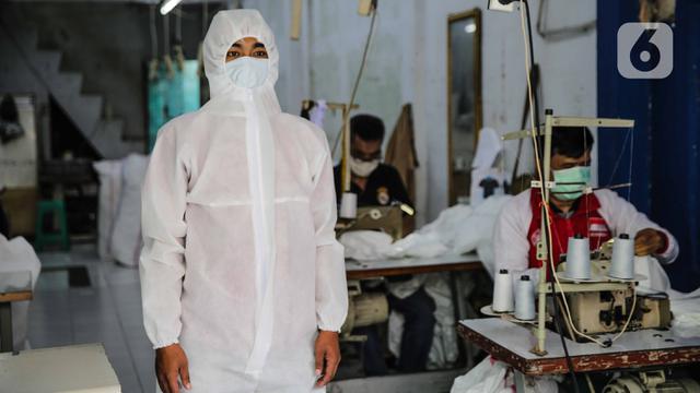 Intip Pembuatan APD Tenaga Medis di Jakarta
