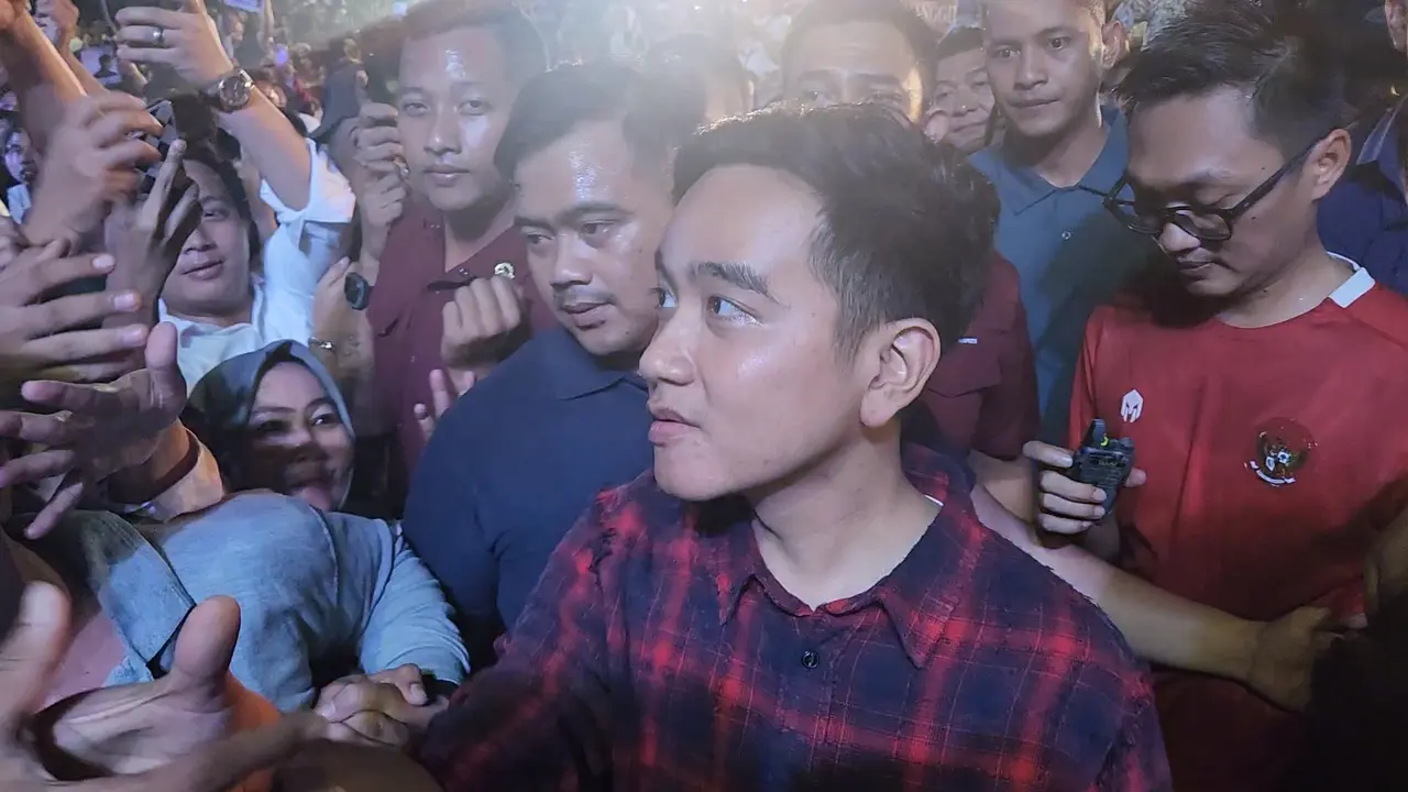 Wali Kota Solo Gibran Rakabuming Raka saat menghadiri acara deklarasi 'Indonesia Memanggil Gibran' di kawasan Tugu Proklamasi, Jakarta Pusat, Sabtu (21/10/2023) malam. (Merdeka.com/Bachtiarudin Alam)