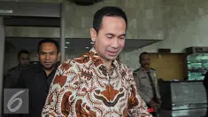 Tubagus Chaeri Wardhana alias Wawan usai menjalani pemeriksaan KPK, Jakarta, Jumat (1/7). KPK  memeriksa tiga orang saksi untuk dimintai keterangan dalam kasus Tindak Pidana Pencucian Uang yang dilakukan Wawan. (Liputan6.com/Helmi Afandi)