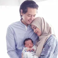 Potret Hangat Keluarga Kecil Roger Danuarta dan Cut Meyriska. (Sumber: Instagram.com/rogerojey)