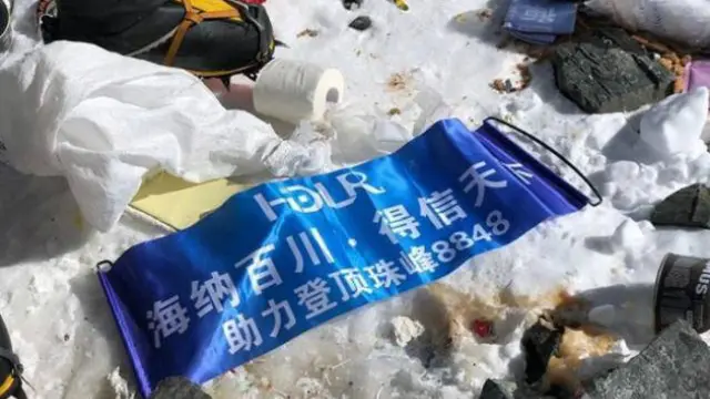 Dari foto-foto yang sempat beredar, ternyata banyak tumpukan sampah yang terlihat di Gunung Everest.
