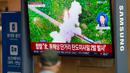Layar TV menampilkan program berita yang melaporkan peluncuran rudal Korea Utara di Stasiun Kereta Seoul, Seoul, Korea Selatan, Sabtu (1/10/2022). Pejabat Korea Selatan dan Jepang menyatakan Korea Utara menembakkan dua rudal balistik jarak pendek menuju perairan timurnya, menjadikannya peluncuran senjata putaran keempat minggu ini yang dipandang sebagai tanggapan terhadap latihan militer di antara para pesaingnya. (AP Photo/Lee Jin-man)