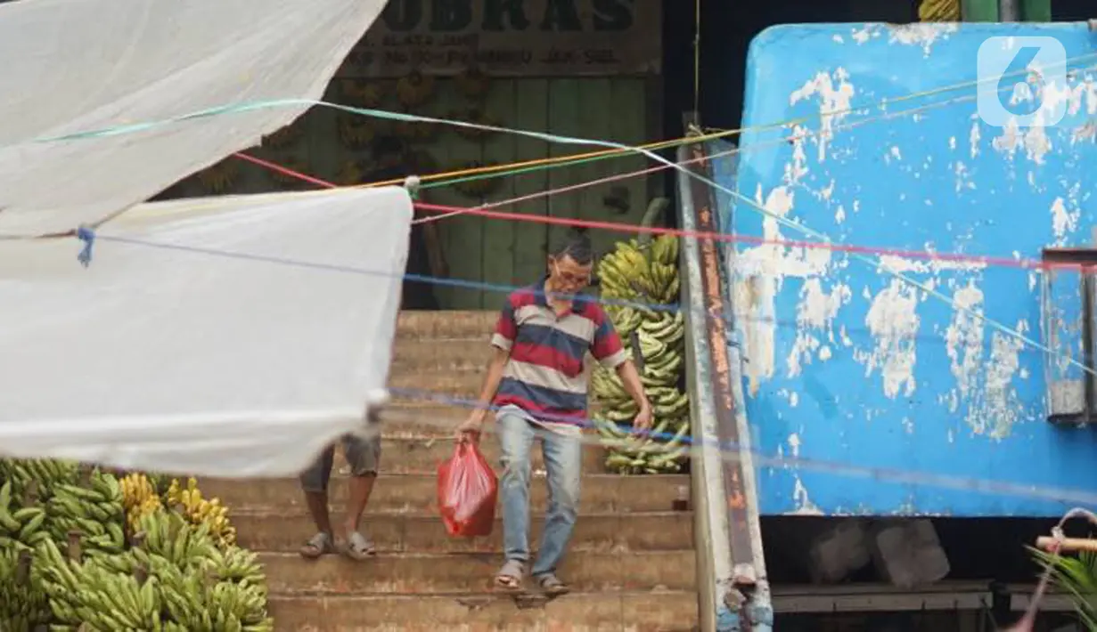 Warga menggunakan kantong plastik saat berbelanja di pasar tradisional di Jakarta, Kamis (9/1/2020). Berdasarkan Pergub Nomor 142 Tahun 2019, para pengelola usaha bisa dikenakan denda mencapai Rp 25 juta apabila melanggar aturan tentang penggunaan kantong plastik. (Liputan6.com/Immanuel Antonius)