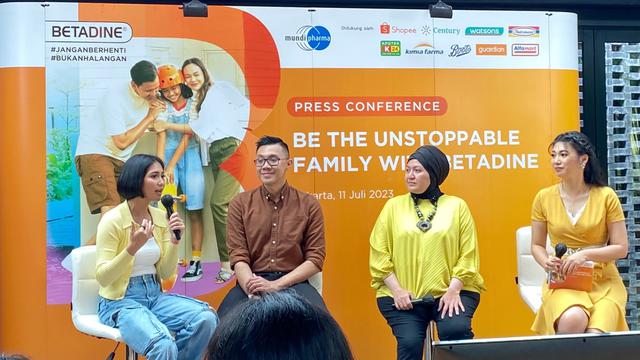 dr Gia Pratama di Acara The Unstoppable Family with Betadine